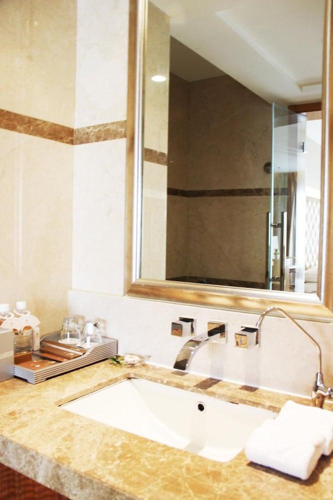 Glarun Jinling Hotel Nanking Buitenkant foto