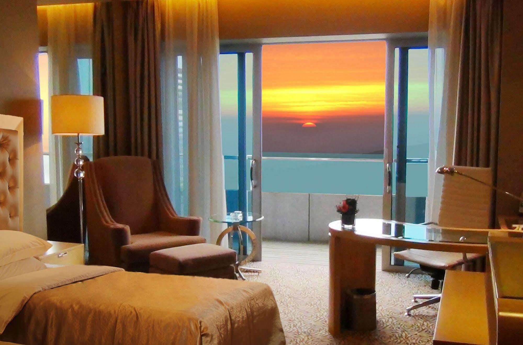 Glarun Jinling Hotel Nanking Buitenkant foto